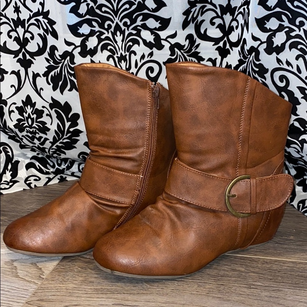 Low cut brown boots